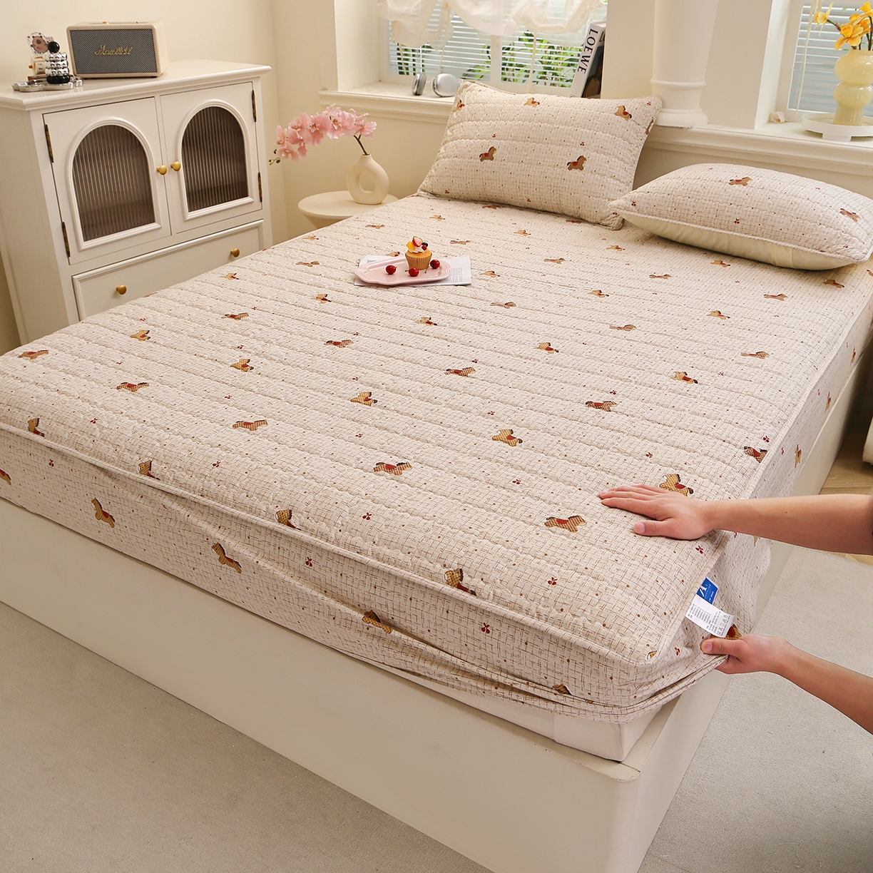 91家纺网 家纺一手货源 找家纺 彩亿家纺 2026新款A类古法水洗仿棉夹棉床笠三件套床垫保护套四季通用床罩-波浪格 波浪格-旋转木马