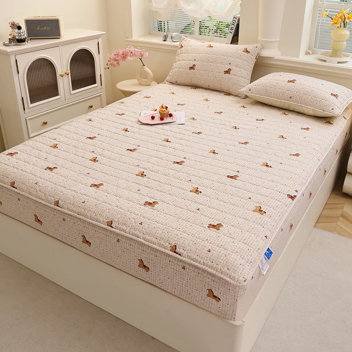 91家纺网 家纺一手货源 找家纺 彩亿家纺 2026新款A类古法水洗仿棉夹棉床笠三件套床垫保护套四季通用床罩-波浪格 波浪格-旋转木马