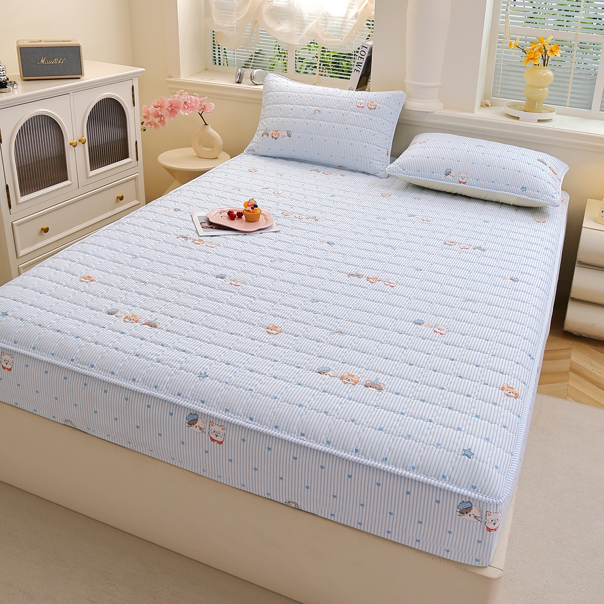 91家纺网 家纺一手货源 找家纺 彩亿家纺 2026新款A类古法水洗仿棉夹棉床笠三件套床垫保护套四季通用床罩-波浪格 波浪格-猫猫乐园