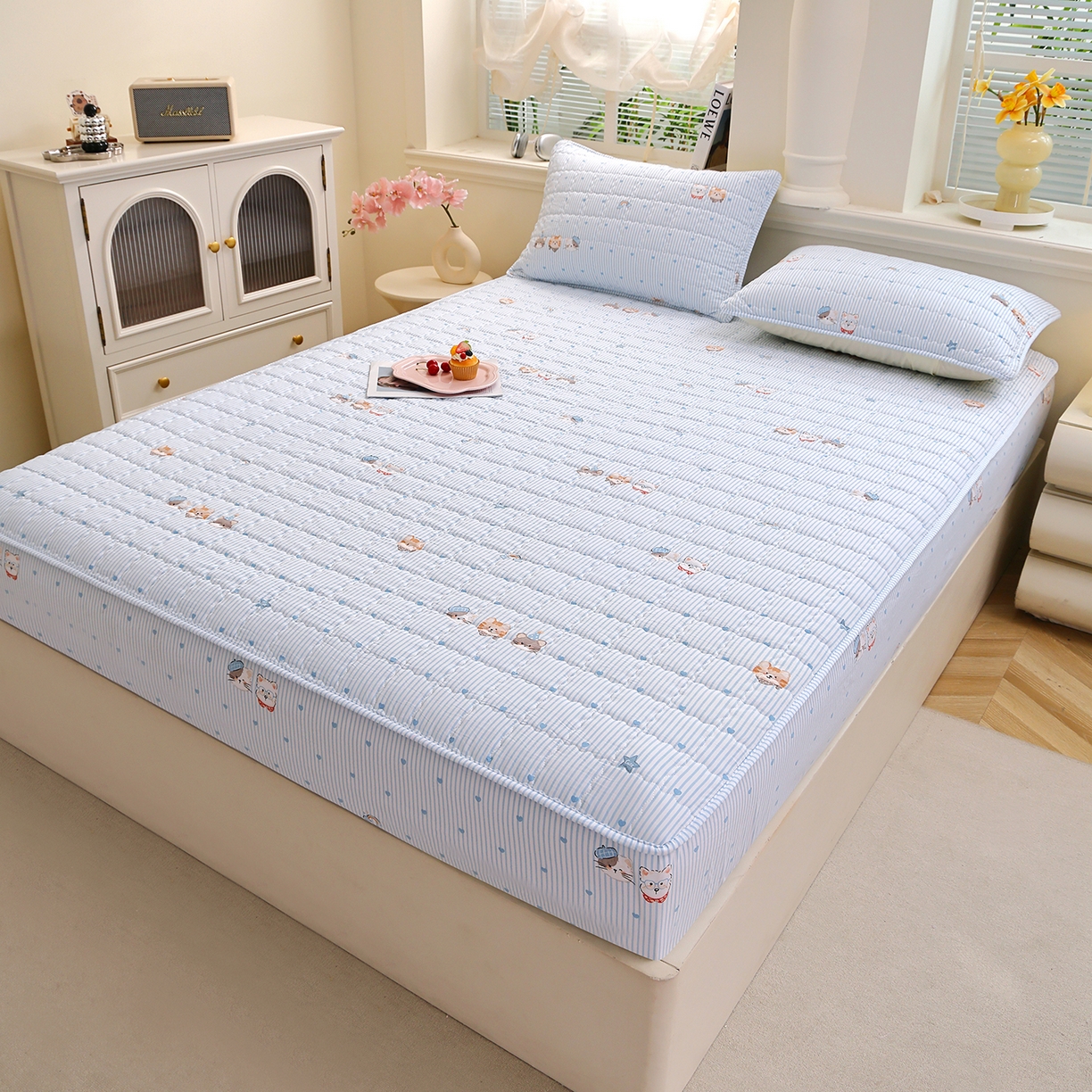 91家纺网 家纺一手货源 找家纺 彩亿家纺 2026新款A类古法水洗仿棉夹棉床笠三件套床垫保护套四季通用床罩-波浪格 波浪格-猫猫乐园