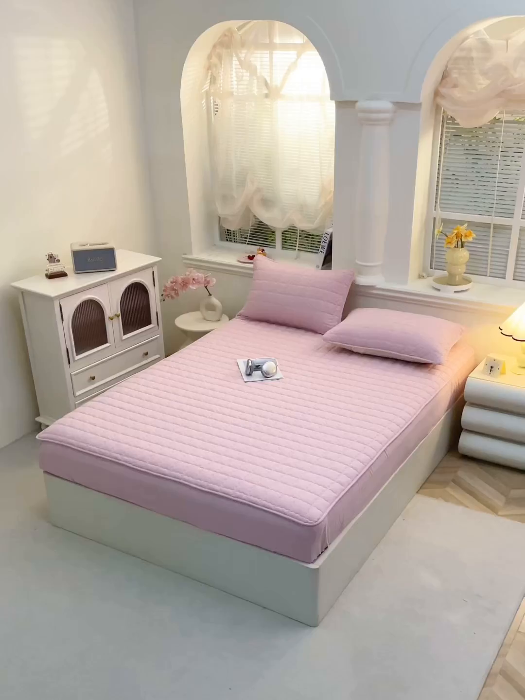 91家纺网 家纺一手货源 找家纺 彩亿家纺 2026新款A类古法水洗仿棉夹棉床笠三件套床垫保护套四季通用床罩-波浪格 波浪格-樱花粉