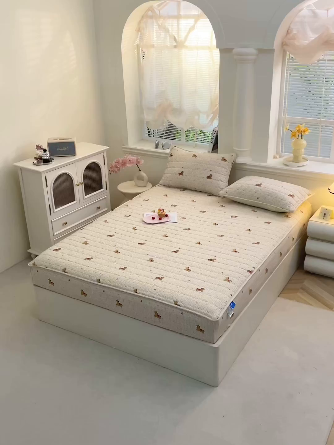 91家纺网 家纺一手货源 找家纺 彩亿家纺 2026新款A类古法水洗仿棉夹棉床笠三件套床垫保护套四季通用床罩-波浪格 波浪格-旋转木马