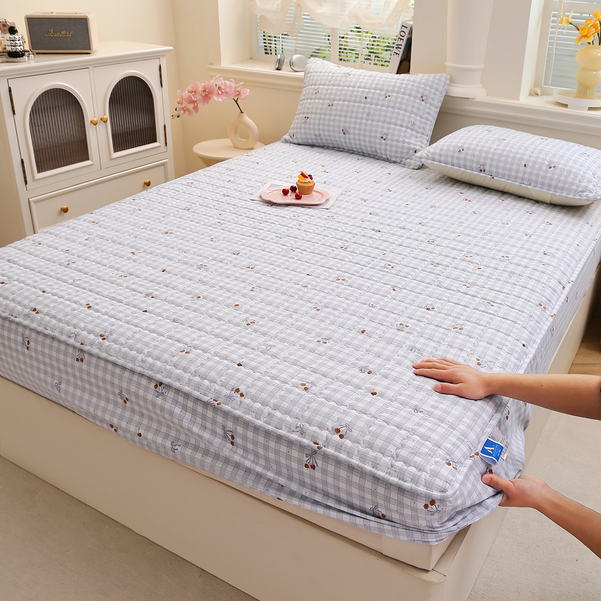 91家纺网 家纺一手货源 找家纺 彩亿家纺 2026新款A类古法水洗仿棉夹棉床笠三件套床垫保护套四季通用床罩-波浪格 波浪格-樱桃结