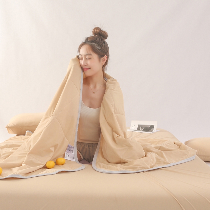 91家纺网 家纺一手货源 找家纺 薇玛仕 2026新款超声波带氨凉感丝纯色瓜瓜凉感夏被空调被 纯色浅咖