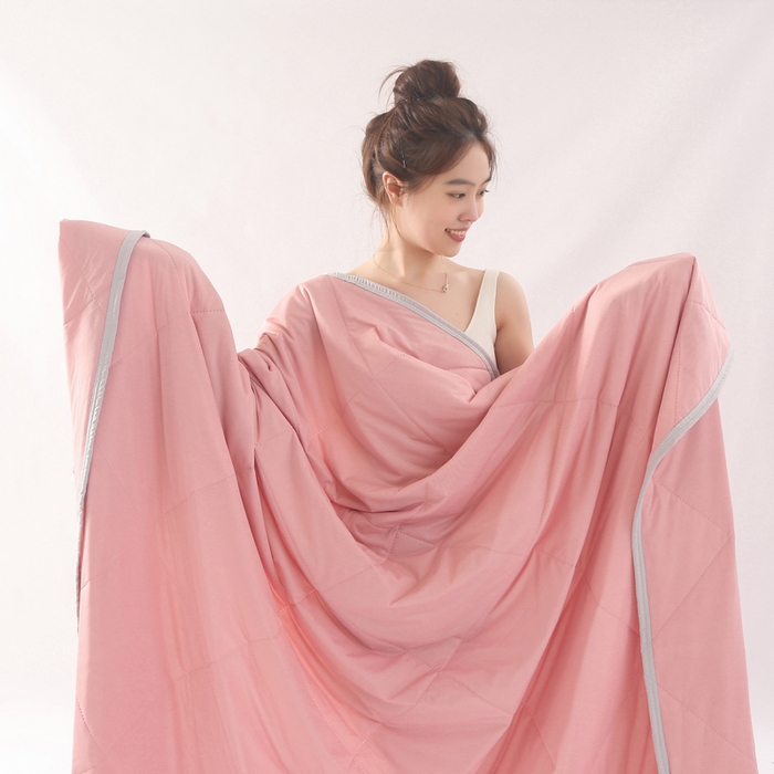 91家纺网 家纺一手货源 找家纺 薇玛仕 2026新款超声波带氨凉感丝纯色瓜瓜凉感夏被空调被 纯粉色