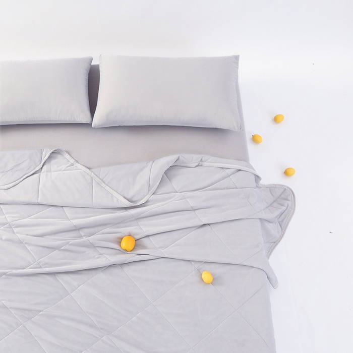 91家纺网 家纺一手货源 找家纺 薇玛仕 2026新款超声波带氨凉感丝纯色瓜瓜凉感夏被空调被 纯色浅灰