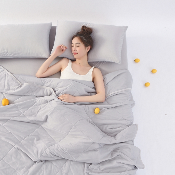 91家纺网 家纺一手货源 找家纺 薇玛仕 2026新款超声波带氨凉感丝纯色瓜瓜凉感夏被空调被 纯色浅灰