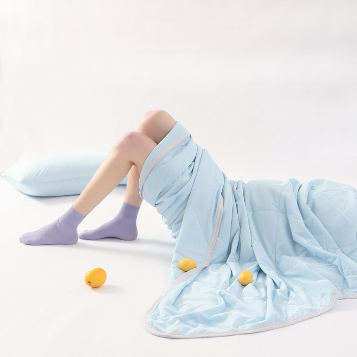 91家纺网 家纺一手货源 找家纺 薇玛仕 2026新款超声波带氨凉感丝纯色瓜瓜凉感夏被空调被 纯色天蓝