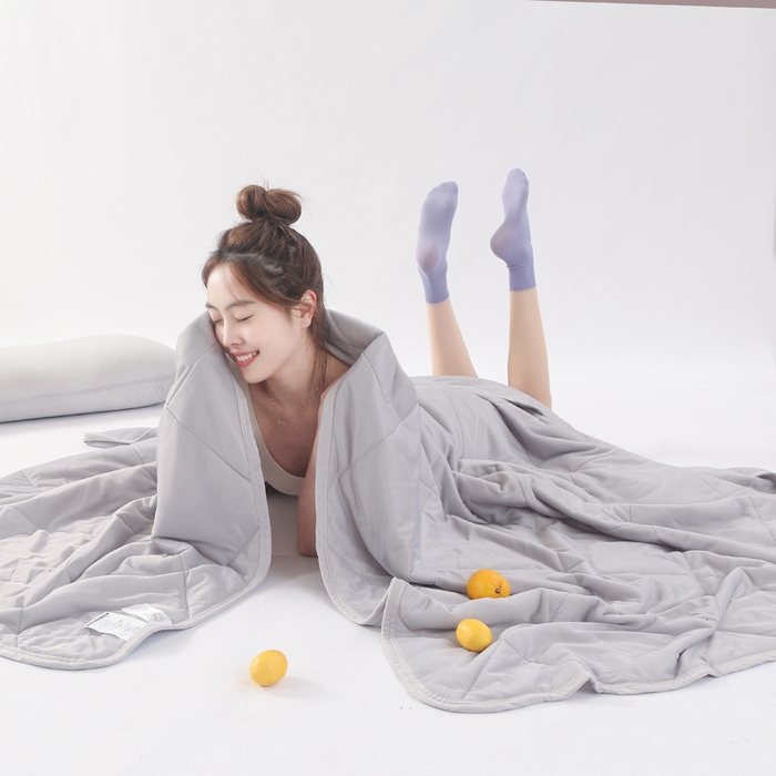 91家纺网 家纺一手货源 找家纺 薇玛仕 2026新款超声波带氨凉感丝纯色瓜瓜凉感夏被空调被 纯色浅灰