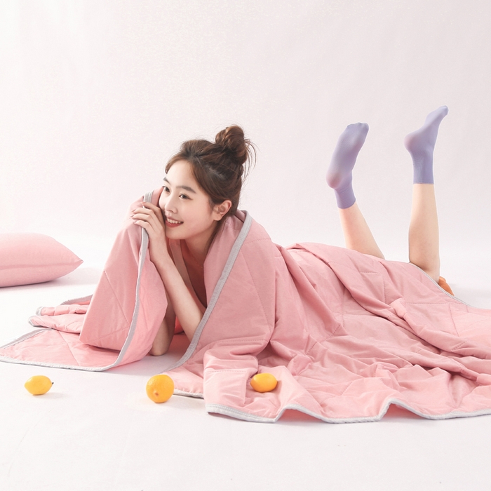 91家纺网 家纺一手货源 找家纺 薇玛仕 2026新款超声波带氨凉感丝纯色瓜瓜凉感夏被空调被 纯粉色