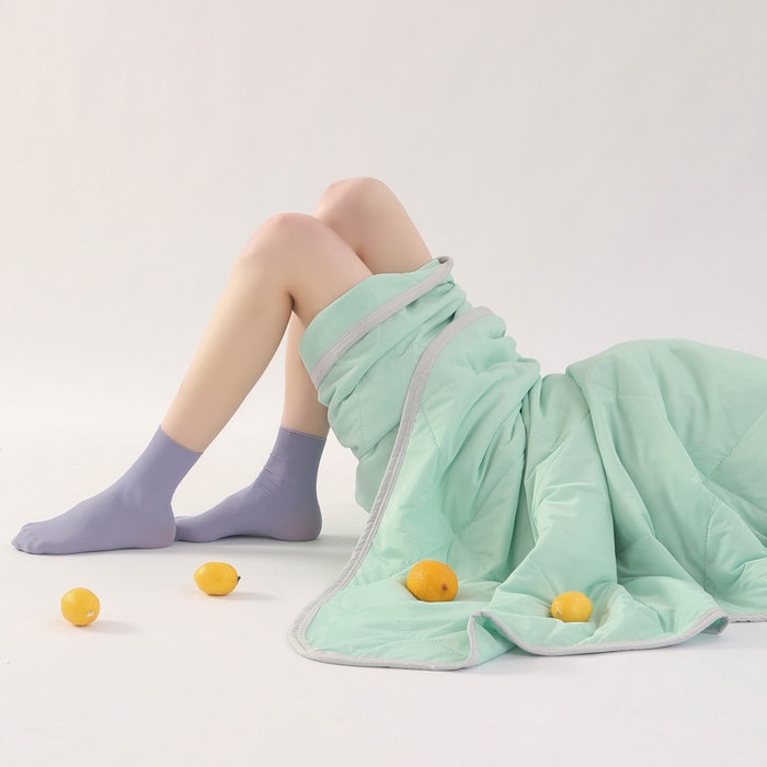 91家纺网 家纺一手货源 找家纺 薇玛仕 2026新款超声波带氨凉感丝纯色瓜瓜凉感夏被空调被 纯色湖蓝