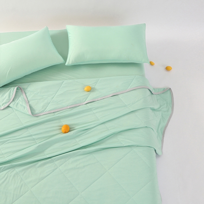 91家纺网 家纺一手货源 找家纺 薇玛仕 2026新款超声波带氨凉感丝纯色瓜瓜凉感夏被空调被 纯色湖蓝