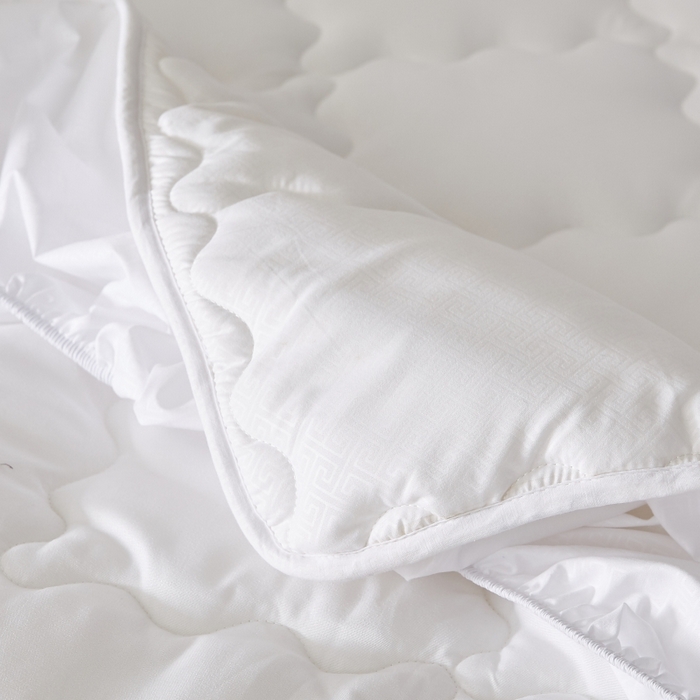 91家纺网 家纺一手货源 找家纺 伊赛家纺 2026新款抗菌防螨夹棉大方格床笠 纯白色