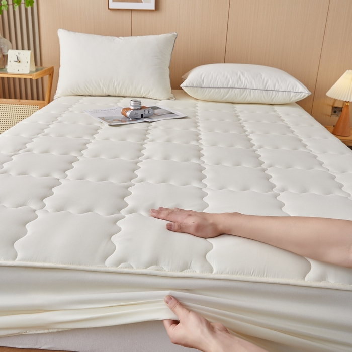 91家纺网 家纺一手货源 找家纺 伊赛家纺 2026新款抗菌防螨夹棉大方格床笠 米白色