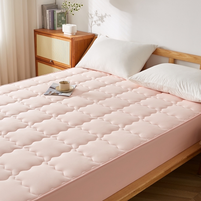 91家纺网 家纺一手货源 找家纺 伊赛家纺 2026新款抗菌防螨夹棉大方格床笠 樱花粉