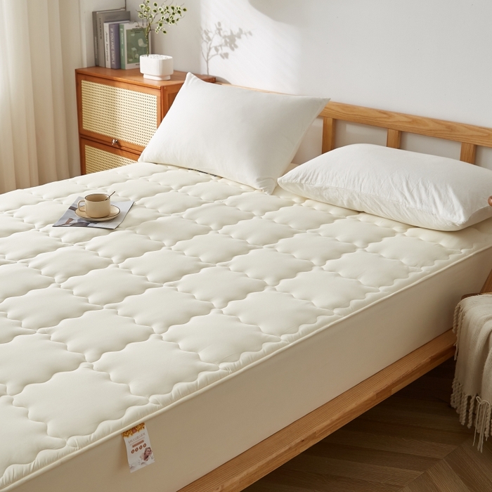 91家纺网 家纺一手货源 找家纺 伊赛家纺 2026新款抗菌防螨夹棉大方格床笠 米黄色