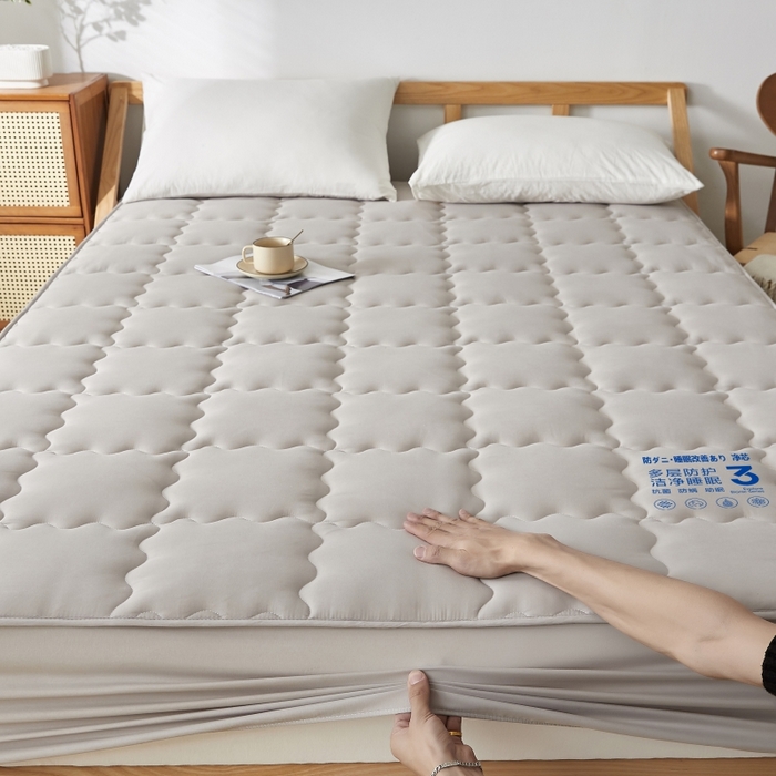 91家纺网 家纺一手货源 找家纺 伊赛家纺 2026新款抗菌防螨夹棉大方格床笠 浅灰色