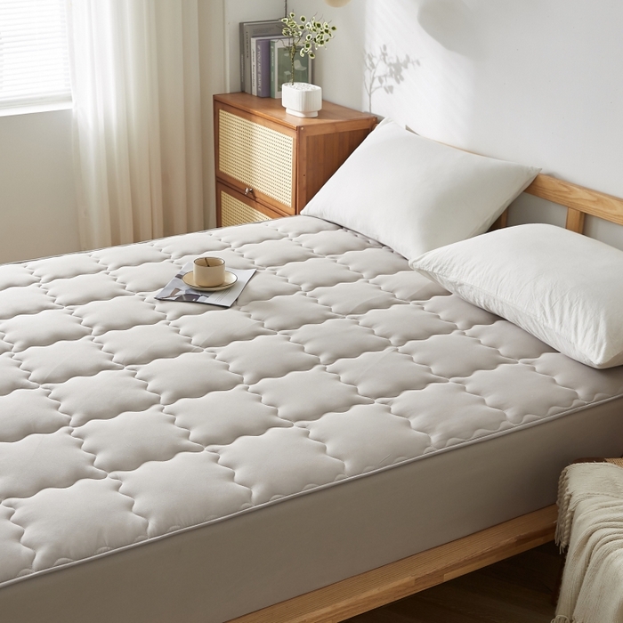 91家纺网 家纺一手货源 找家纺 伊赛家纺 2026新款抗菌防螨夹棉大方格床笠 浅灰色