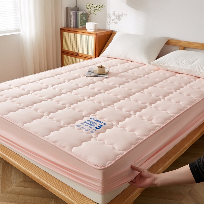 91家纺网 家纺一手货源 找家纺 伊赛家纺 2026新款抗菌防螨夹棉大方格床笠 樱花粉