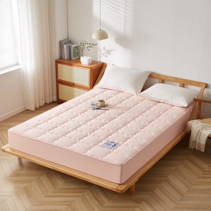 91家纺网 家纺一手货源 找家纺 伊赛家纺 2026新款抗菌防螨夹棉大方格床笠 樱花粉