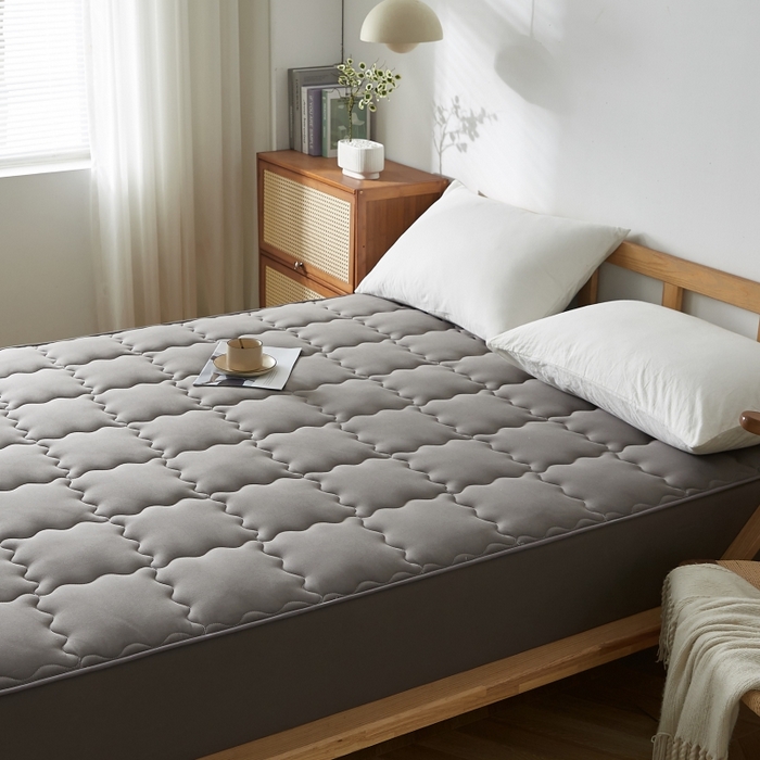 91家纺网 家纺一手货源 找家纺 伊赛家纺 2026新款抗菌防螨夹棉大方格床笠 经典灰