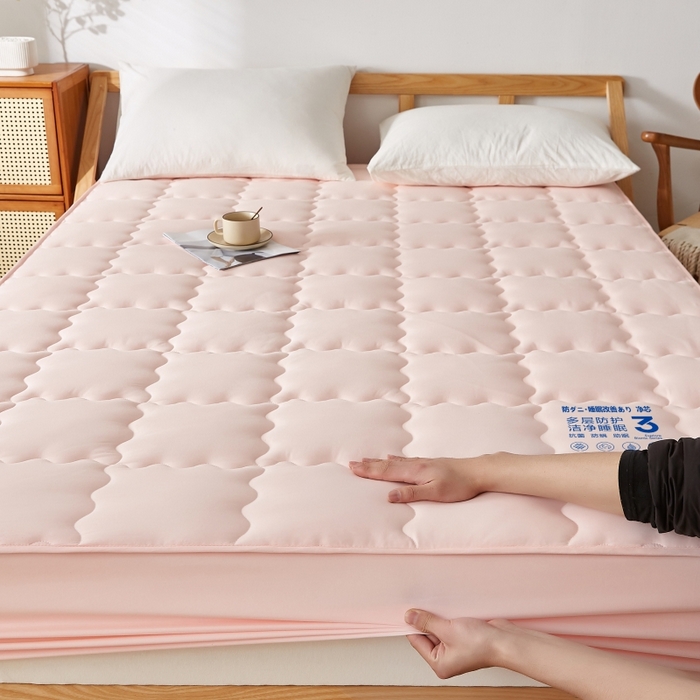 91家纺网 家纺一手货源 找家纺 伊赛家纺 2026新款抗菌防螨夹棉大方格床笠 樱花粉