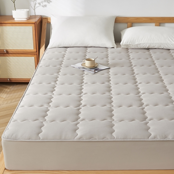 91家纺网 家纺一手货源 找家纺 伊赛家纺 2026新款抗菌防螨夹棉大方格床笠 浅灰色