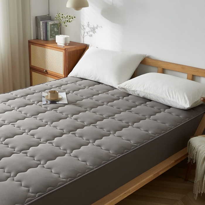 91家纺网 家纺一手货源 找家纺 伊赛家纺 2026新款抗菌防螨夹棉大方格床笠 经典灰