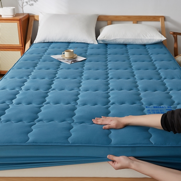 91家纺网 家纺一手货源 找家纺 伊赛家纺 2026新款抗菌防螨夹棉大方格床笠 深海蓝