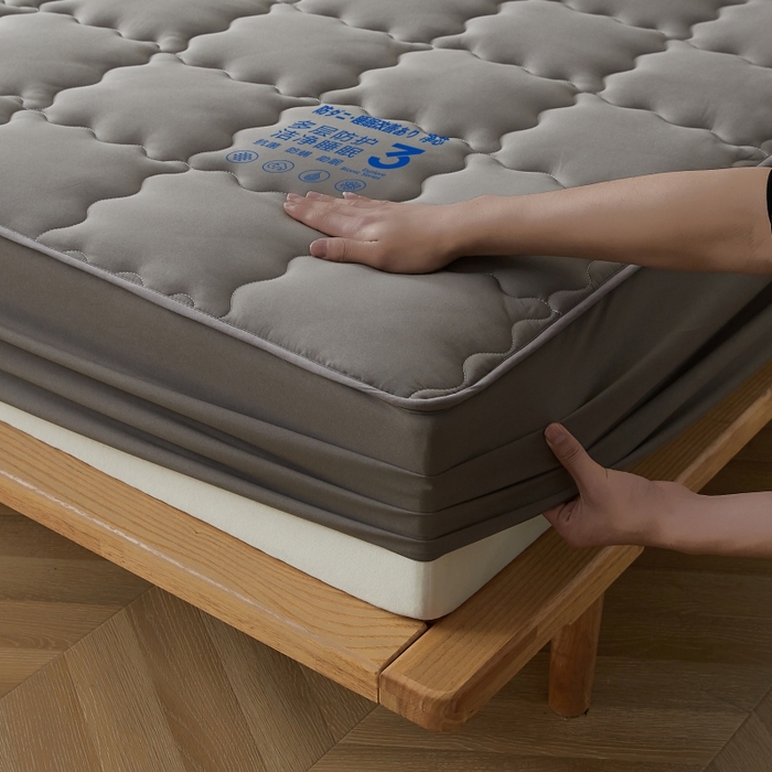 91家纺网 家纺一手货源 找家纺 伊赛家纺 2026新款抗菌防螨夹棉大方格床笠 经典灰