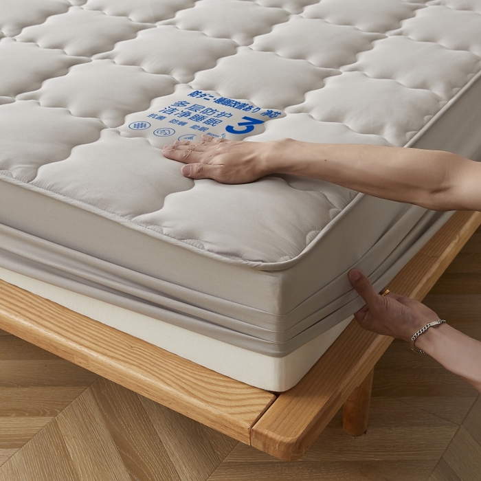 91家纺网 家纺一手货源 找家纺 伊赛家纺 2026新款抗菌防螨夹棉大方格床笠 浅灰色