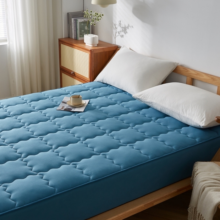 91家纺网 家纺一手货源 找家纺 伊赛家纺 2026新款抗菌防螨夹棉大方格床笠 深海蓝