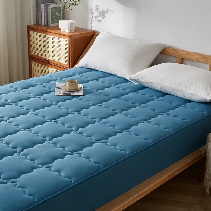 91家纺网 家纺一手货源 找家纺 伊赛家纺 2026新款抗菌防螨夹棉大方格床笠 深海蓝