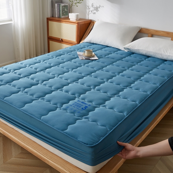 91家纺网 家纺一手货源 找家纺 伊赛家纺 2026新款抗菌防螨夹棉大方格床笠 深海蓝