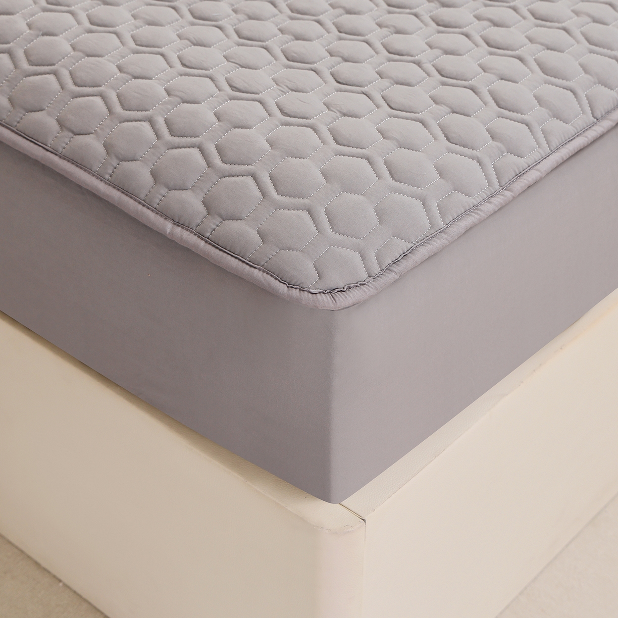 91家纺网 家纺一手货源 找家纺 （总）彩亿家纺 2026新款A类古法水洗仿棉夹棉床笠三件套全包防滑床垫保护套-水立方