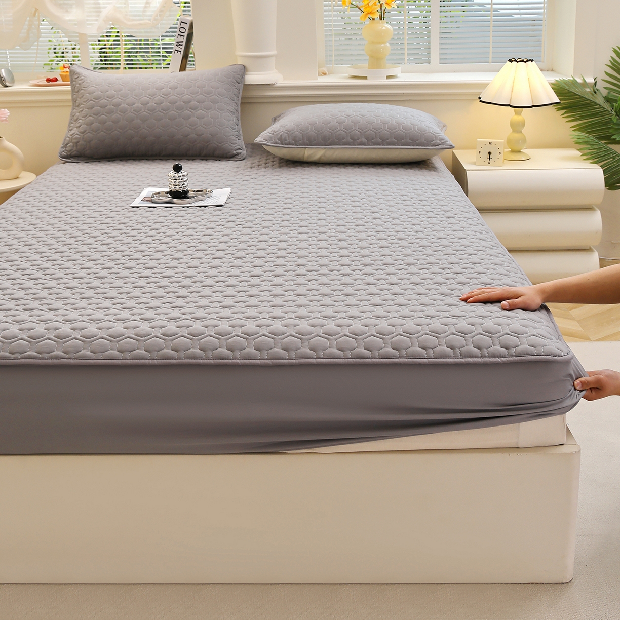 91家纺网 家纺一手货源 找家纺 （总）彩亿家纺 2026新款A类古法水洗仿棉夹棉床笠三件套全包防滑床垫保护套-水立方