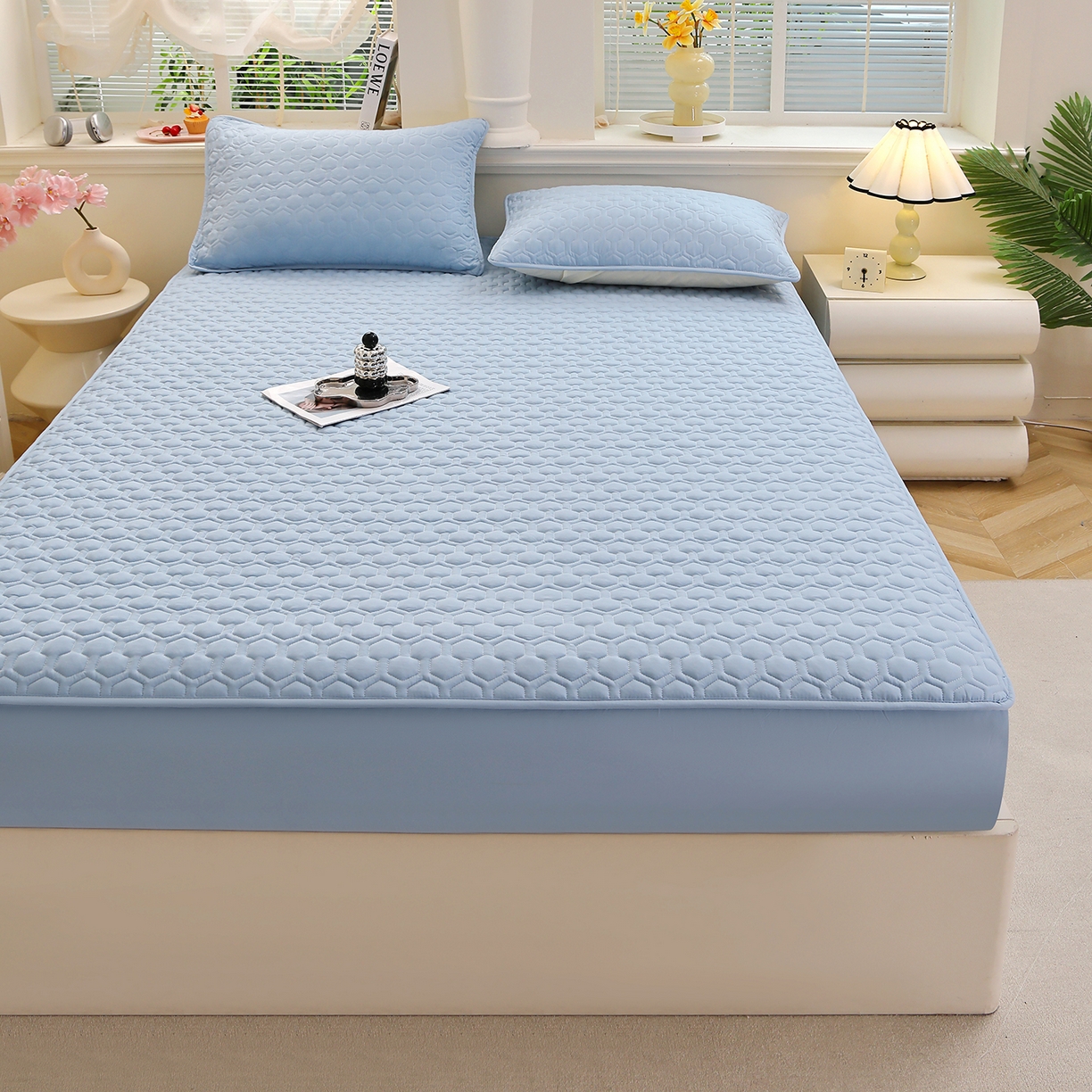 91家纺网 家纺一手货源 找家纺 彩亿家纺 2026新款A类古法水洗仿棉夹棉床笠三件套全包防滑床垫保护套-水立方 水立方-浅石蓝