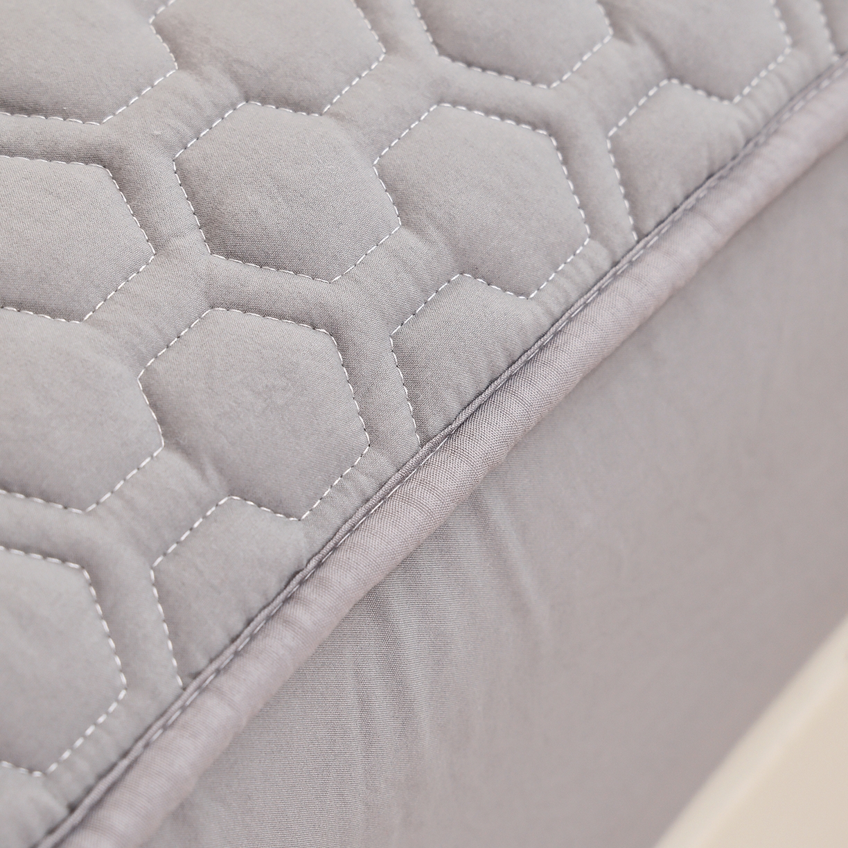 91家纺网 家纺一手货源 找家纺 彩亿家纺 2026新款A类古法水洗仿棉夹棉床笠三件套全包防滑床垫保护套-水立方 水立方-星河灰