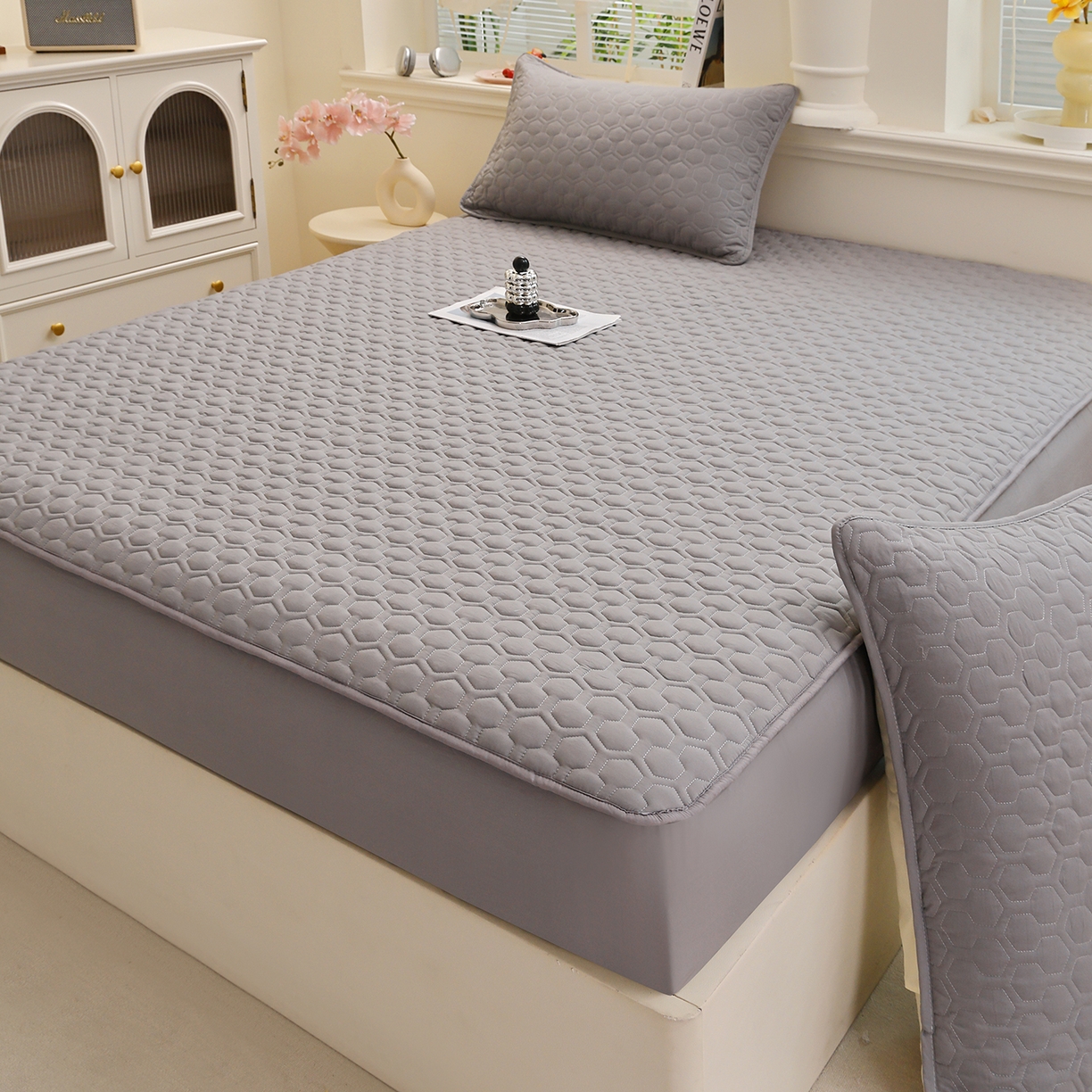 91家纺网 家纺一手货源 找家纺 彩亿家纺 2026新款A类古法水洗仿棉夹棉床笠三件套全包防滑床垫保护套-水立方 水立方-星河灰