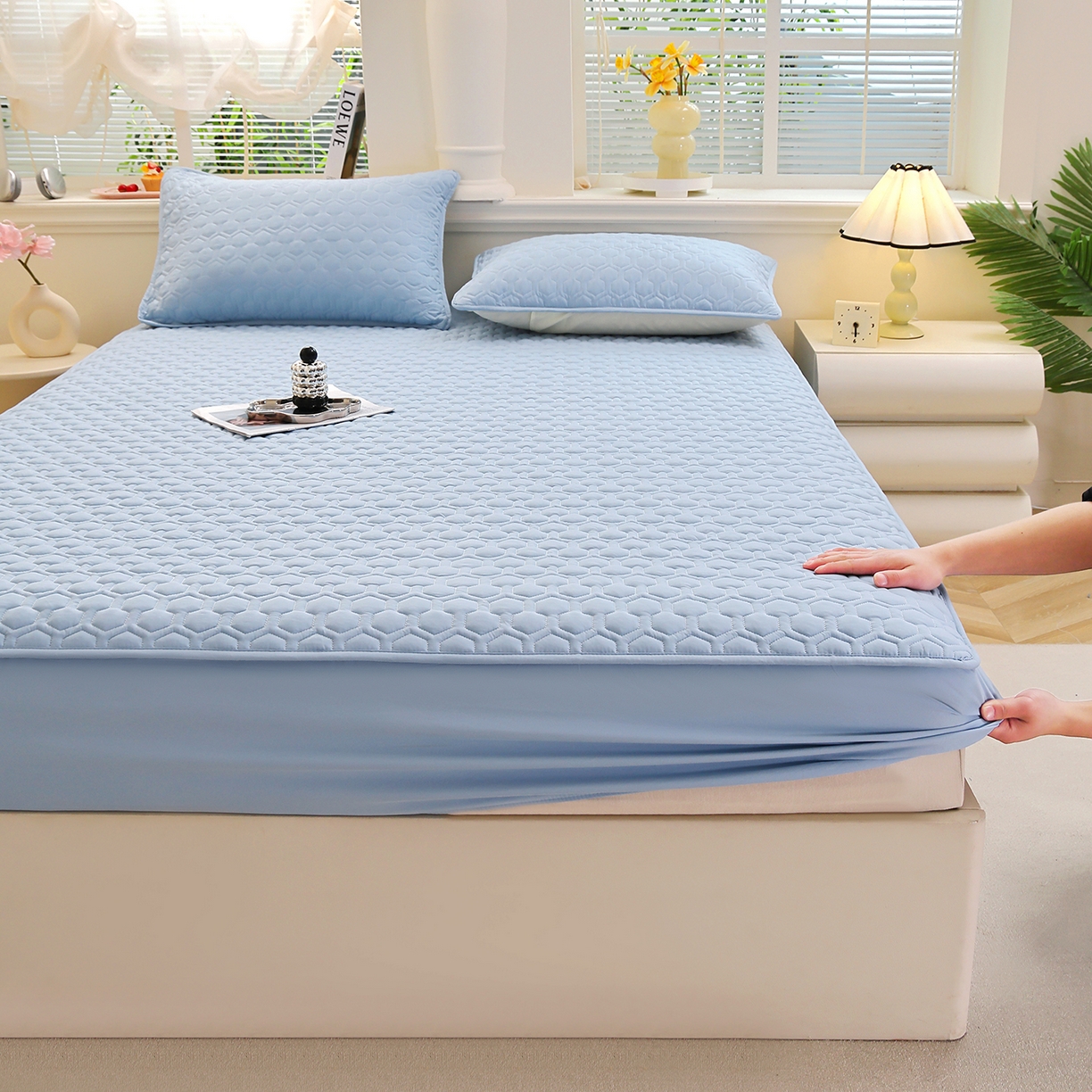 91家纺网 家纺一手货源 找家纺 彩亿家纺 2026新款A类古法水洗仿棉夹棉床笠三件套全包防滑床垫保护套-水立方 水立方-浅石蓝