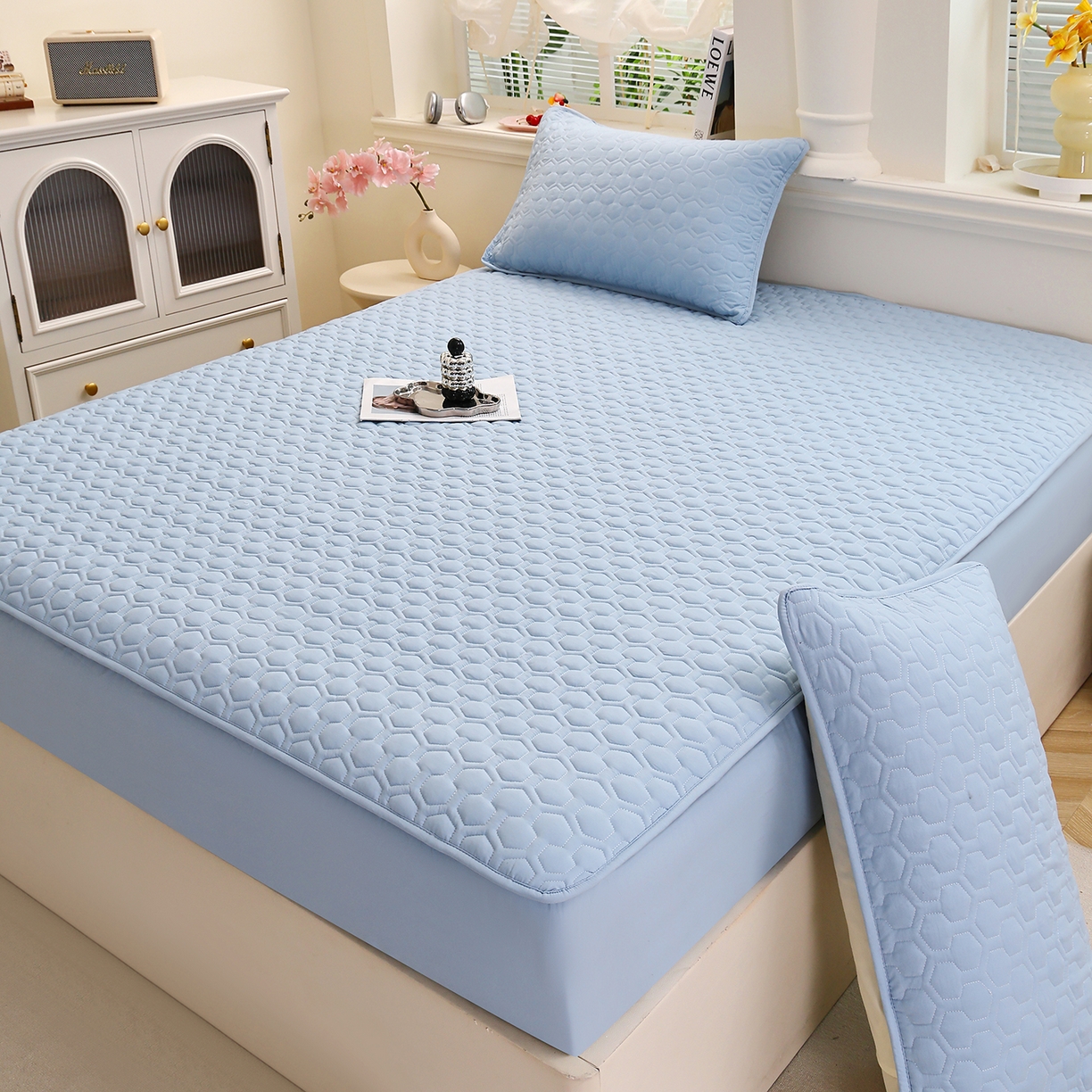 91家纺网 家纺一手货源 找家纺 彩亿家纺 2026新款A类古法水洗仿棉夹棉床笠三件套全包防滑床垫保护套-水立方 水立方-浅石蓝