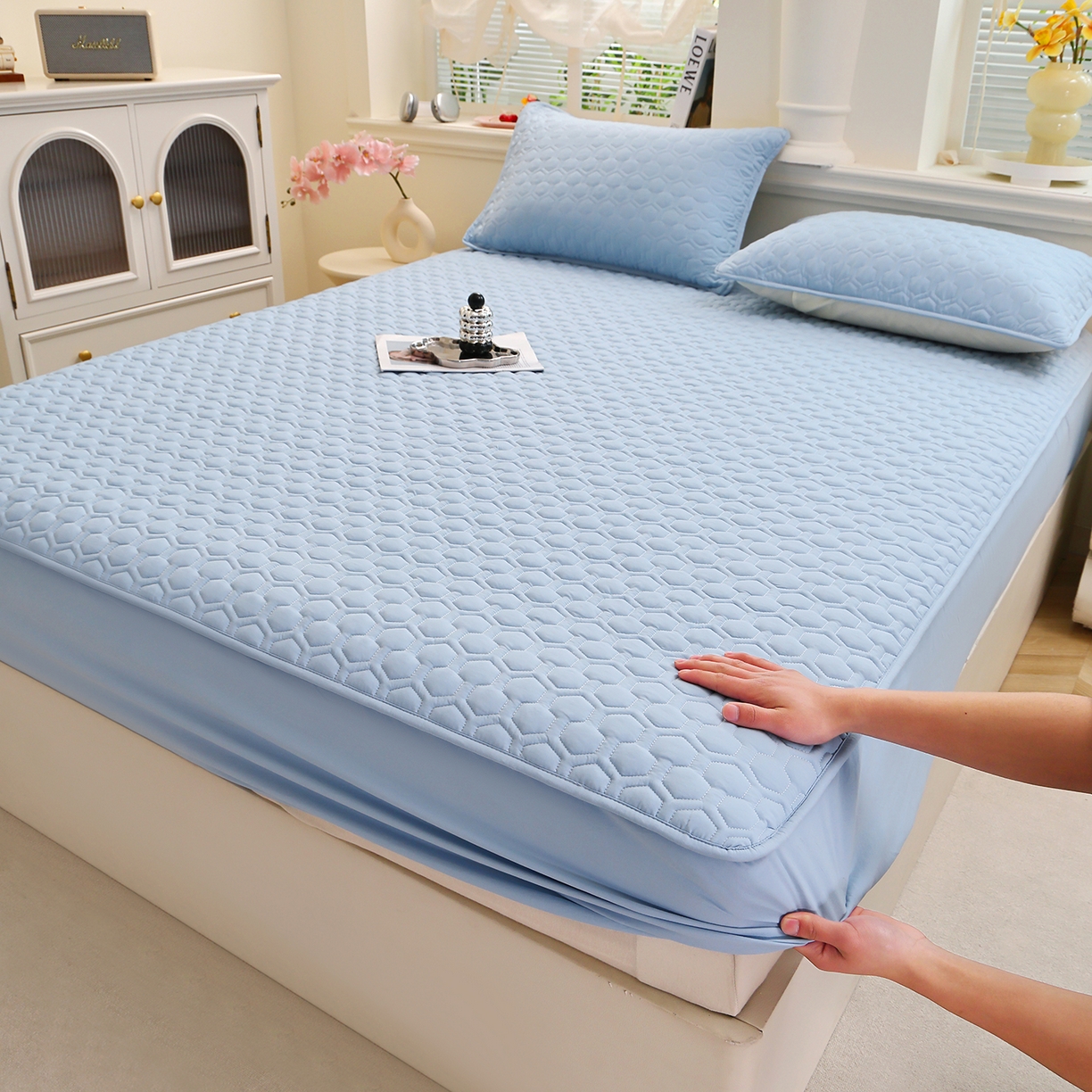 91家纺网 家纺一手货源 找家纺 彩亿家纺 2026新款A类古法水洗仿棉夹棉床笠三件套全包防滑床垫保护套-水立方 水立方-浅石蓝