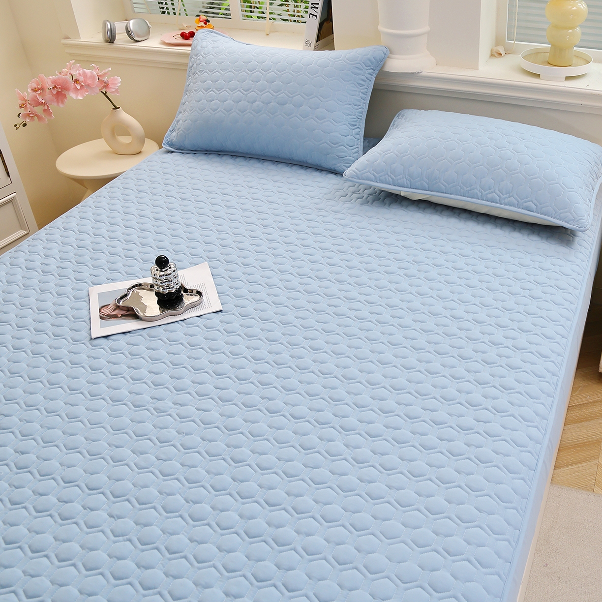 91家纺网 家纺一手货源 找家纺 彩亿家纺 2026新款A类古法水洗仿棉夹棉床笠三件套全包防滑床垫保护套-水立方 水立方-浅石蓝