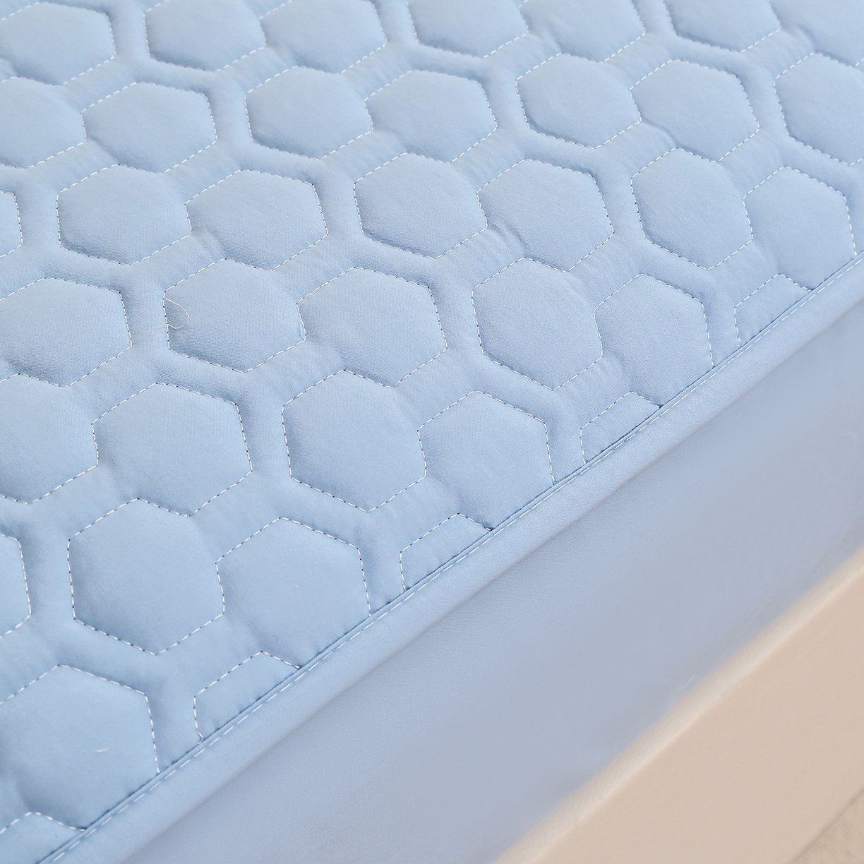 91家纺网 家纺一手货源 找家纺 彩亿家纺 2026新款A类古法水洗仿棉夹棉床笠三件套全包防滑床垫保护套-水立方 水立方-浅石蓝