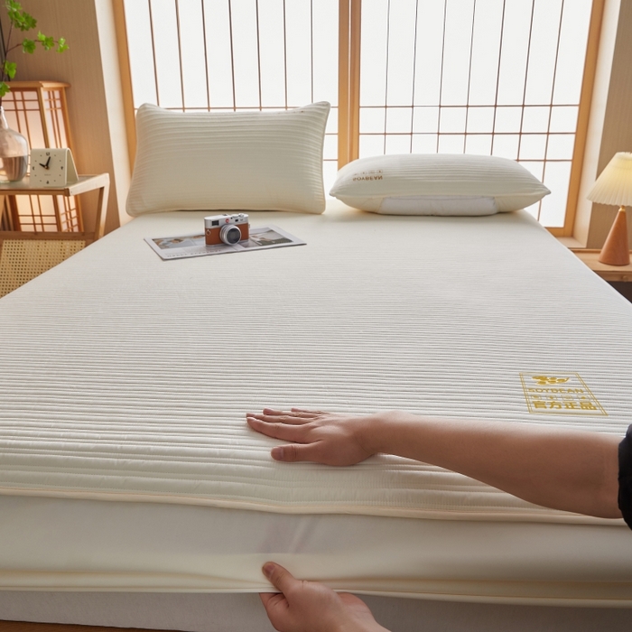 91家纺网 家纺一手货源 找家纺 伊赛家纺 2026新款条纹夹棉抗菌全包床笠 抗菌-米黄色