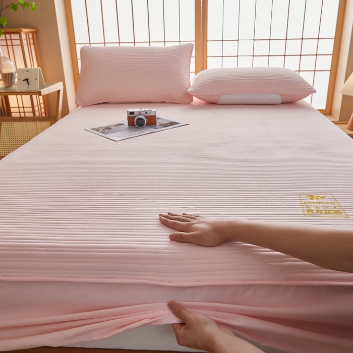 91家纺网 家纺一手货源 找家纺 伊赛家纺 2026新款条纹夹棉抗菌全包床笠 抗菌-粉玉条