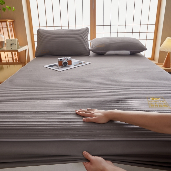 91家纺网 家纺一手货源 找家纺 伊赛家纺 2026新款条纹夹棉抗菌全包床笠 抗菌-雅灰条