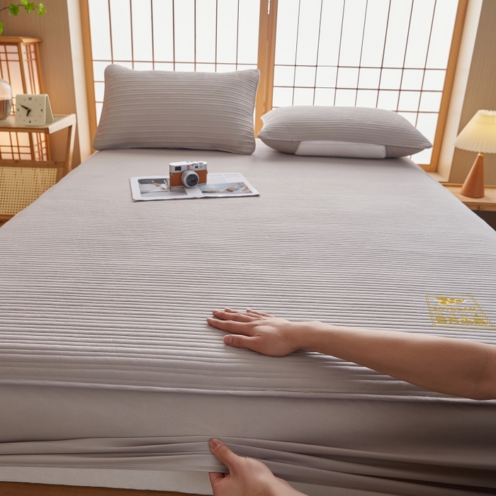91家纺网 家纺一手货源 找家纺 伊赛家纺 2026新款条纹夹棉抗菌全包床笠 抗菌-浅灰条