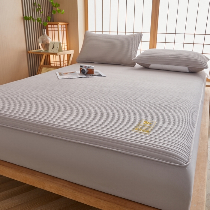 91家纺网 家纺一手货源 找家纺 伊赛家纺 2026新款条纹夹棉抗菌全包床笠 抗菌-浅灰条