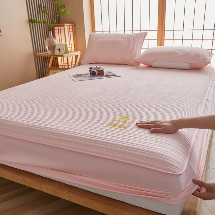 91家纺网 家纺一手货源 找家纺 伊赛家纺 2026新款条纹夹棉抗菌全包床笠 抗菌-粉玉条